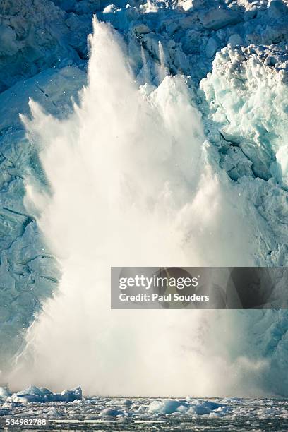 calving arctic glacier, svalbard - avalanche - fotografias e filmes do acervo