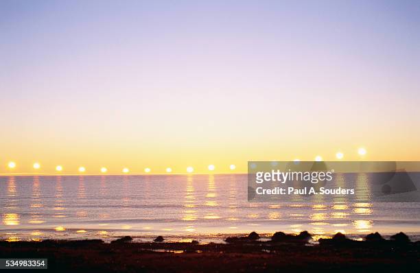 midnight sun over sigurdarstadavik bay - sole di mezzanotte foto e immagini stock