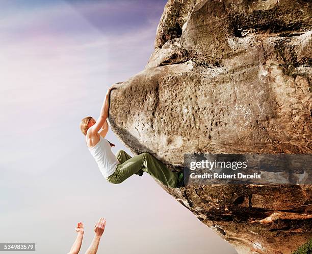 female free climber climbing rock face - free climbing stock pictures, royalty-free photos & images