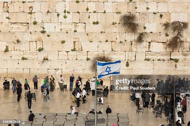 israeli flag flies over western wall, jerusalem, israel - palästina flagge stock-fotos und bilder