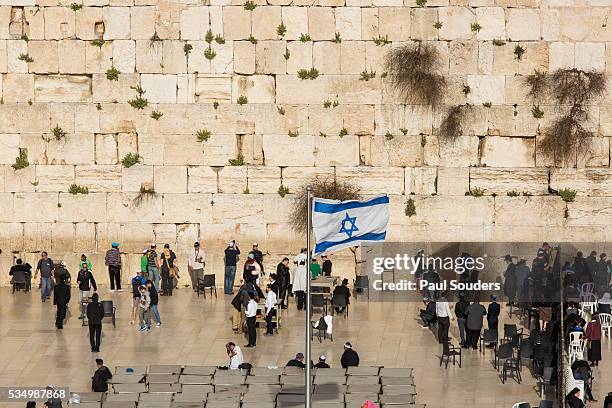 israeli flag flies over western wall, jerusalem, israel - klagemauer stock-fotos und bilder