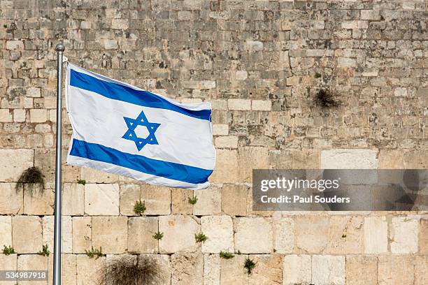 israeli flag flies over western wall, jerusalem, israel - israeli photos et images de collection