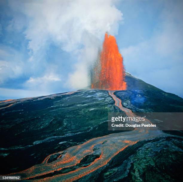 lava fountain in pu'u o'o vent on kilauea volcano - isla de hawai fotografías e imágenes de stock