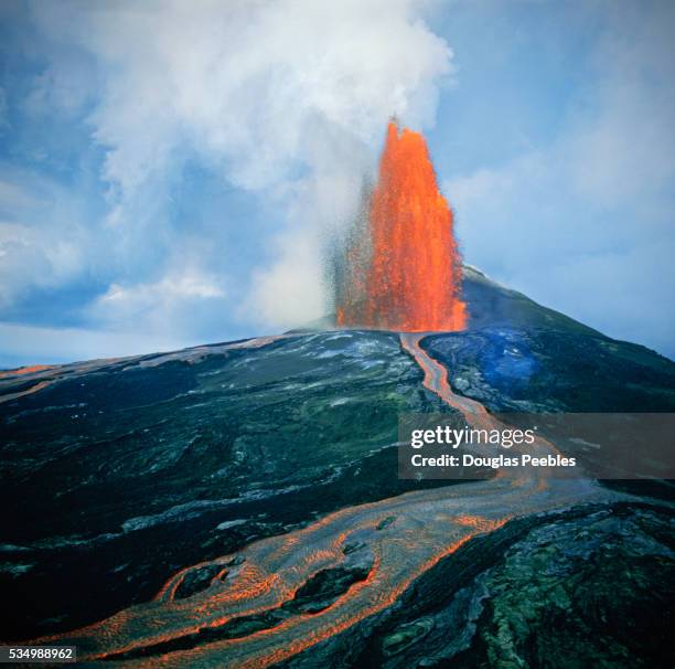 lava fountain in pu'u o'o vent on kilauea volcano - 夏威夷火山國家公園 個照片及圖片檔