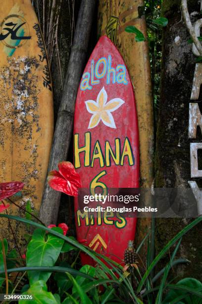 sign for nahiku roadside market, hana coast, maui, hawaii - surfboard foto e immagini stock