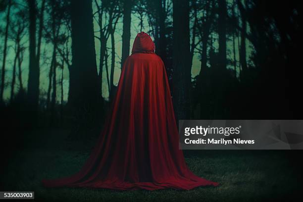 little red riding hood - flowing cape 個照片及圖片檔
