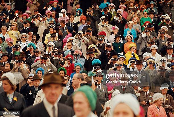 Spectators At The Races 9,557 Goodwood Racecourse Photos & High Res Pictures - Getty Images