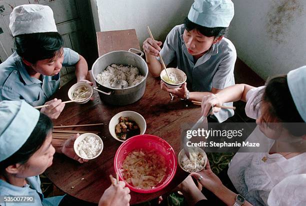 factory workers having lunch - bao lac stock pictures, royalty-free photos & images