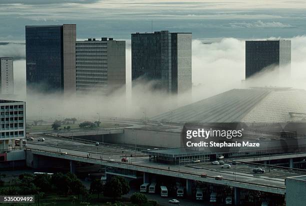 fog and downtown buildings in brasilia - brasília stock-fotos und bilder