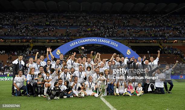 Real Madrid players pose with the Champions League trophy after the UEFA Champions League Final match between Real Madrid and Club Atletico de Madrid...