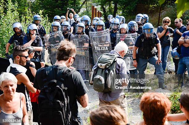 People marched to the construction site Giaglione, where they were stopped by heave Police forces.