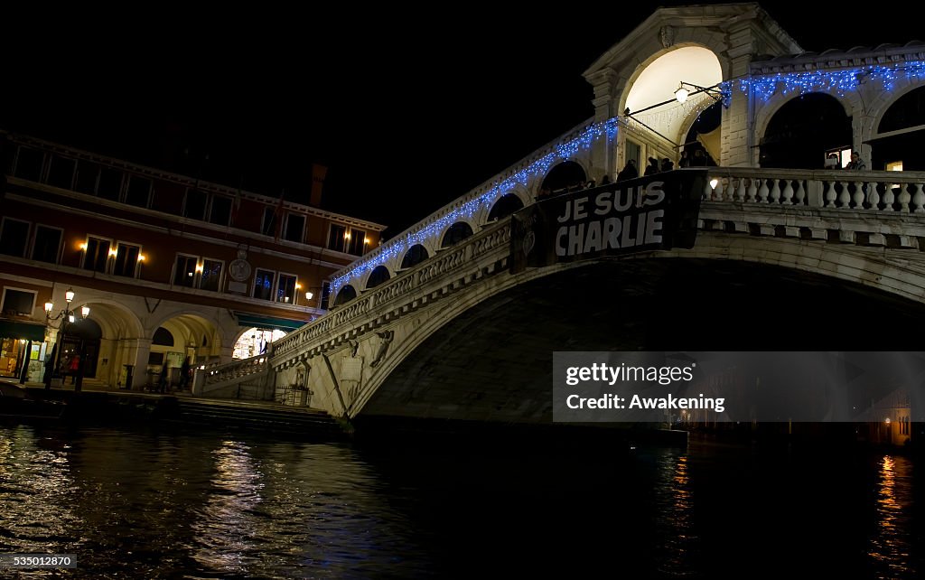 Italy - A sign in support of Charlie Hebdo on Rialto Bridge in Venice