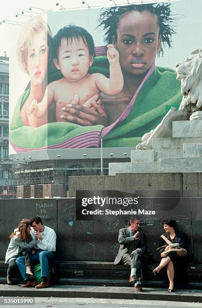 couples in a piazza - gewerbliches schild stock-fotos und bilder
