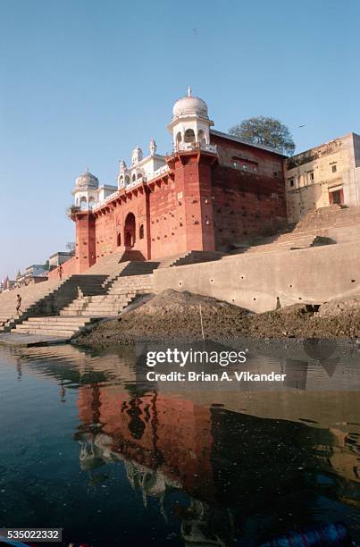 building along ganges river - varanasi stock pictures, royalty-free photos & images