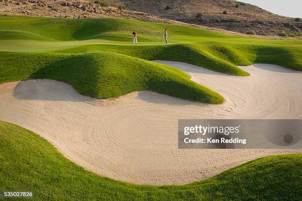 men golfing near sand trap - obstáculo imagens e fotografias de stock