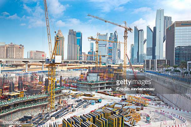 massive construction in dubai - dubai skyline stock pictures, royalty-free photos & images