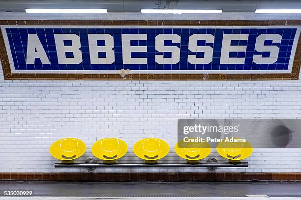 abbesses metro sign and seating, paris, france - empty seat photos et images de collection