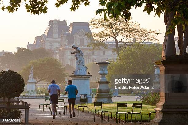 men jogging in tuileries gardens, paris, france - tuileries quarter stock pictures, royalty-free photos & images