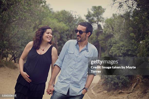 pregnant couple walking - femme enceinte jardin photos et images de collection