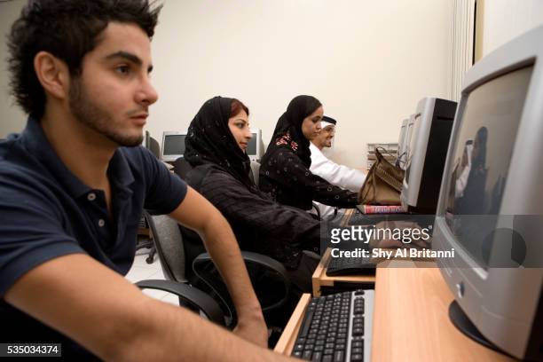 students in the computer room - arabic keyboard fotografías e imágenes de stock