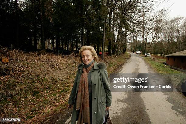 Bernadette Chirac, wife of French President Jacques Chirac, visits Serge Chaumeil's pig farm in Sarran as part of her campaign tour in her native...