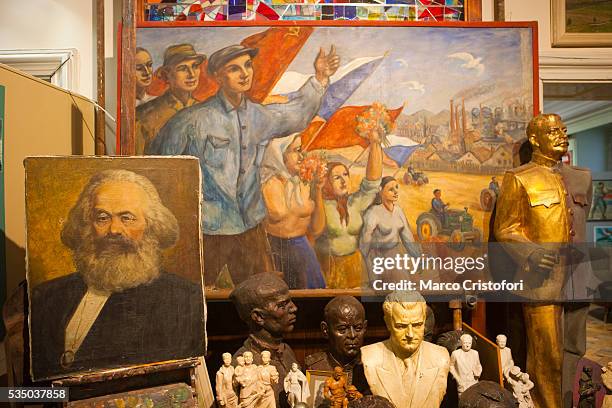 artworks in the museum of the communism, prague - comunismo fotografías e imágenes de stock