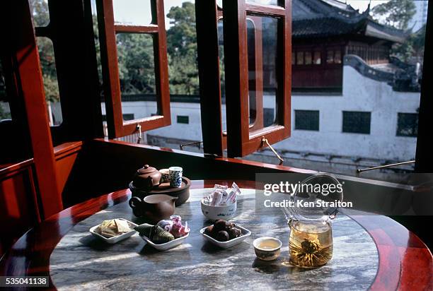 tea service at hu xin ting teahouse - tea room stock-fotos und bilder