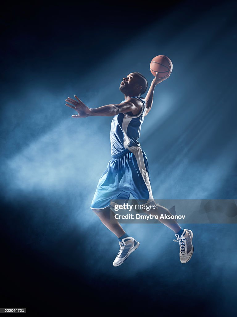 Jogador de basquete em Saltar e Atirar a Bola