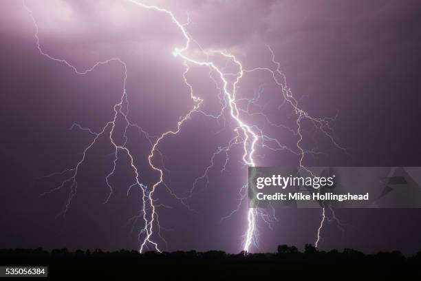 lightning - rayo fotografías e imágenes de stock