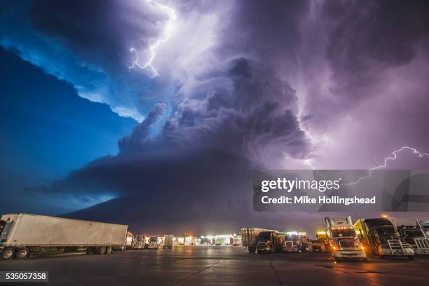 truck stop and twilight supercell - supercell stock pictures, royalty-free photos & images