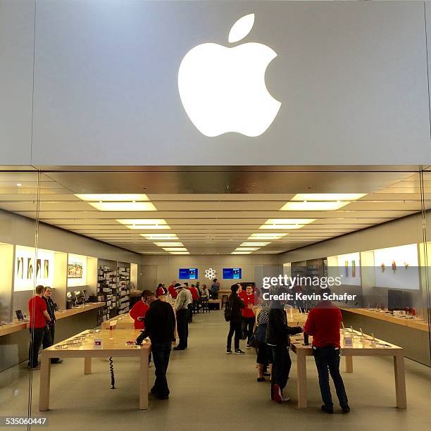 Apple Retail Store Entrance – Stock Editorial Photo © wolterke #87900466