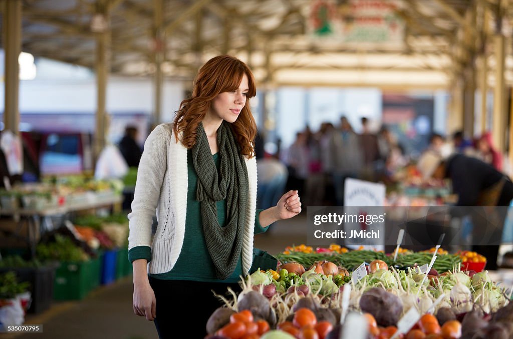 Frau Shopping für Obst und Gemüse in ein Bauernmarkt im mittleren Westen.