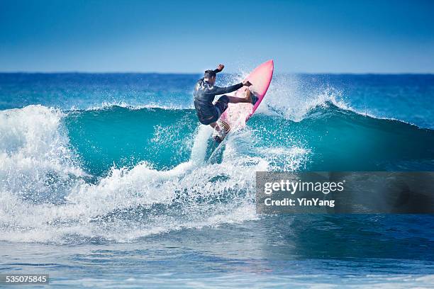 surfing in kauai hawaii - surfer wetsuit stockfoto's en -beelden