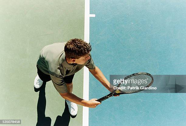 preparing to serve tennis ball - tennis stock-fotos und bilder