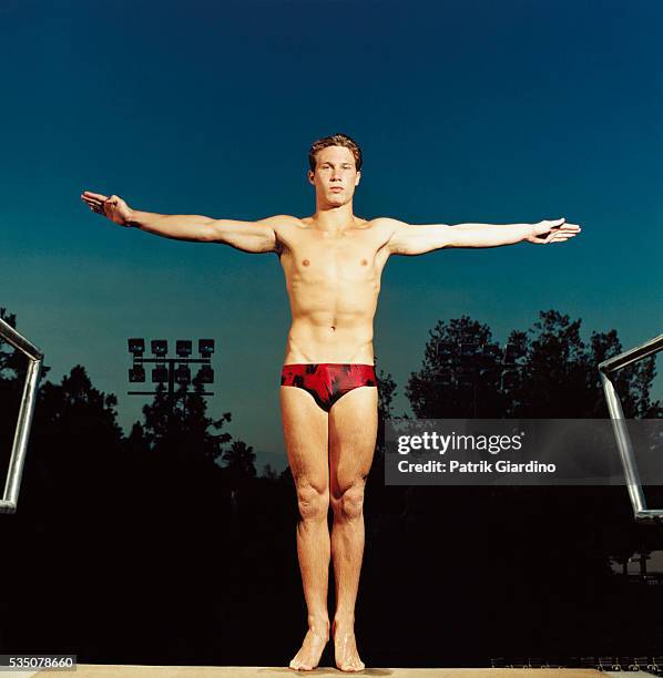 diver preparing to jump - diving platform stock pictures, royalty-free photos & images