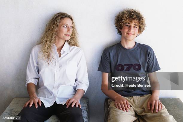 mother looking at son - smiling boy in tshirt stockfoto's en -beelden