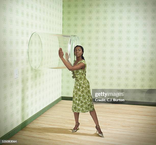 woman listening through wall - ouvir às escondidas imagens e fotografias de stock