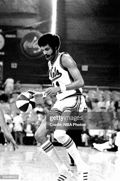 Sonny Dove of the New York Nets looks to drive during an ABA game circa 1969 at the Nassau Veterans Memorial Coliseum in Uniondale, New York. NOTE TO...