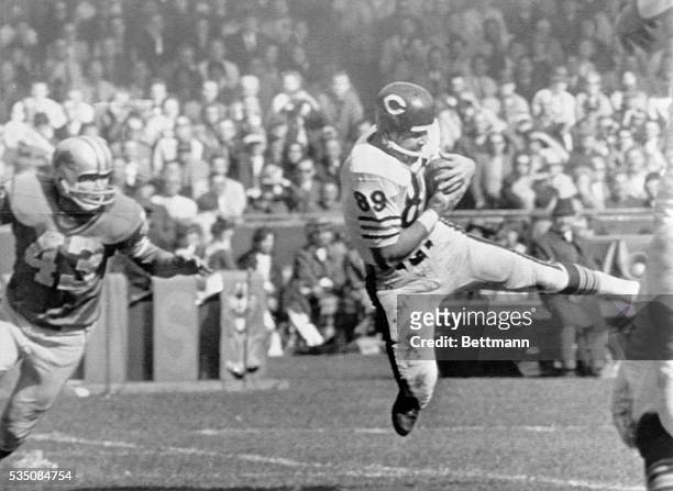 Detroit, MI-: Chicago Bears end Mike Ditka comes down with a touchdown pass from Bear quarterback Bill Wade during the 2nd quarter Lions-Bears game....
