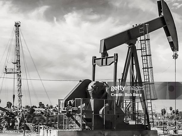 fossil fuel - ölquelle stock-fotos und bilder