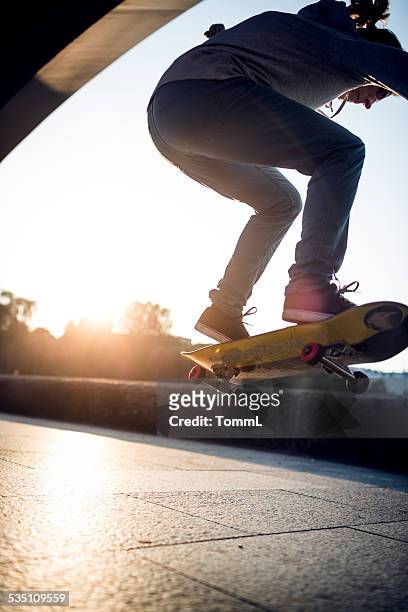 skater ragazza facendo skateboard - ollie pictures foto e immagini stock