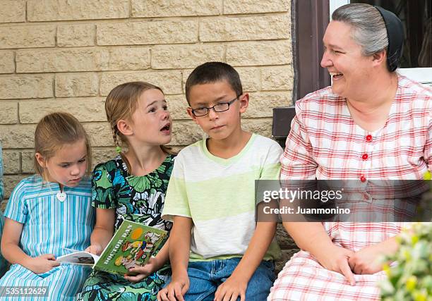 mennonite woman and children - mennonite stock pictures, royalty-free photos & images