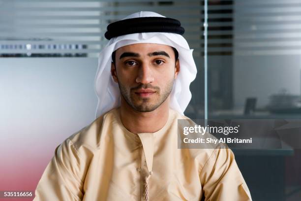 profile of an emirati man in an office. - emirati man portrait stockfoto's en -beelden