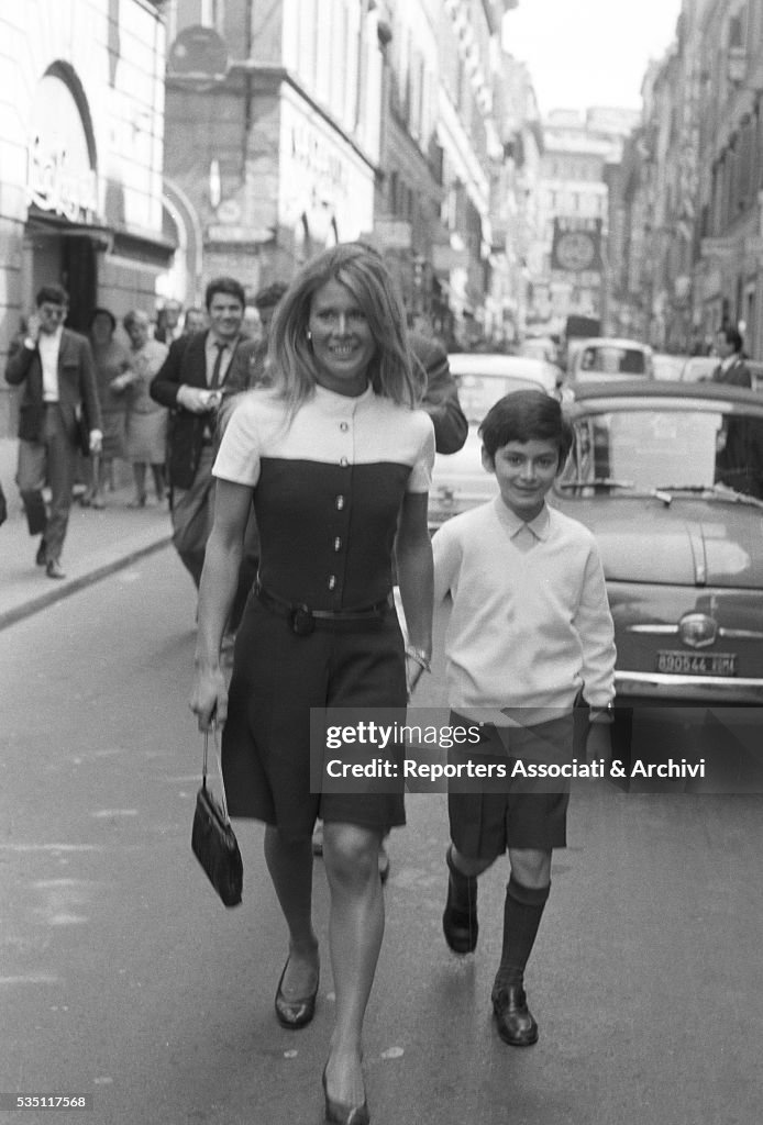 Marisa Allasio and her son Carlo Giorgio walking on via Condotti