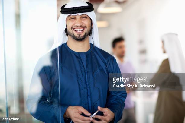 arab man in office smiling. - 包頭巾 個照片及圖片檔