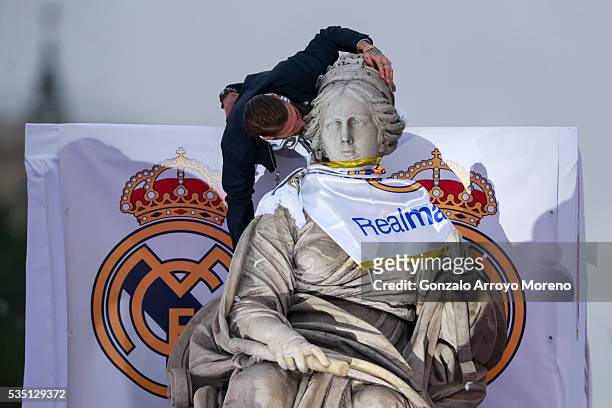 Captain Sergio Ramos of Real Madrid kisses Cibeles statue during their team celebration at Cibeles Square after winning the Uefa Champions League...