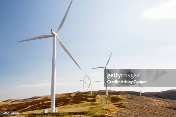 the clyde wind farm in the southern uplands of scotland near biggar. - windenergie stock-fotos und bilder