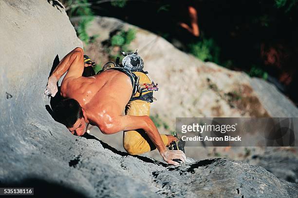 rock climber, horne lake, vancouver island, british columbia, canada - escalada libre fotografías e imágenes de stock