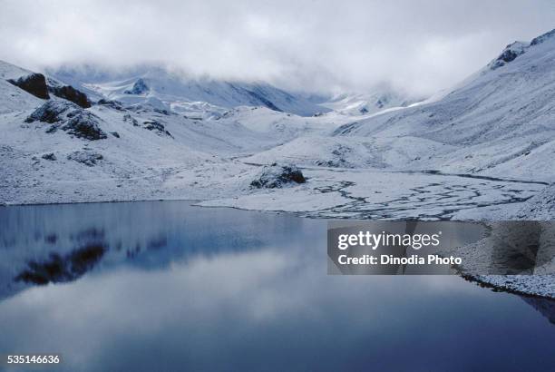 suraj tal in leh, baralacha, himachal pradesh, india. - suraj tal lake foto e immagini stock