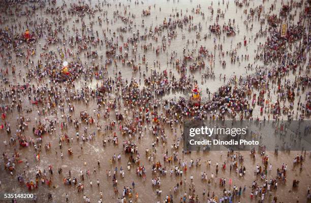 ganesh immersion in india. - indian wedding ceremony photos et images de collection